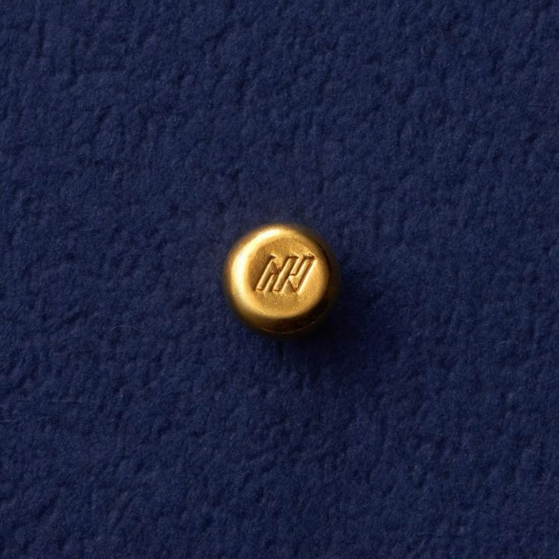 純金の豆金1粒。表面にはアサヒメタルファインの刻印